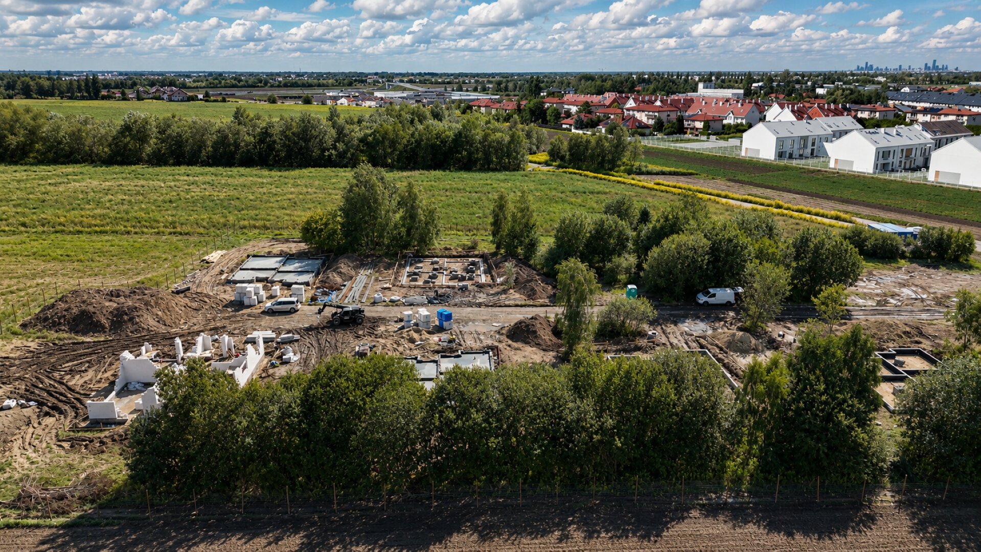 Teren inwestycji Ostoja Hortensji otoczony zielenią