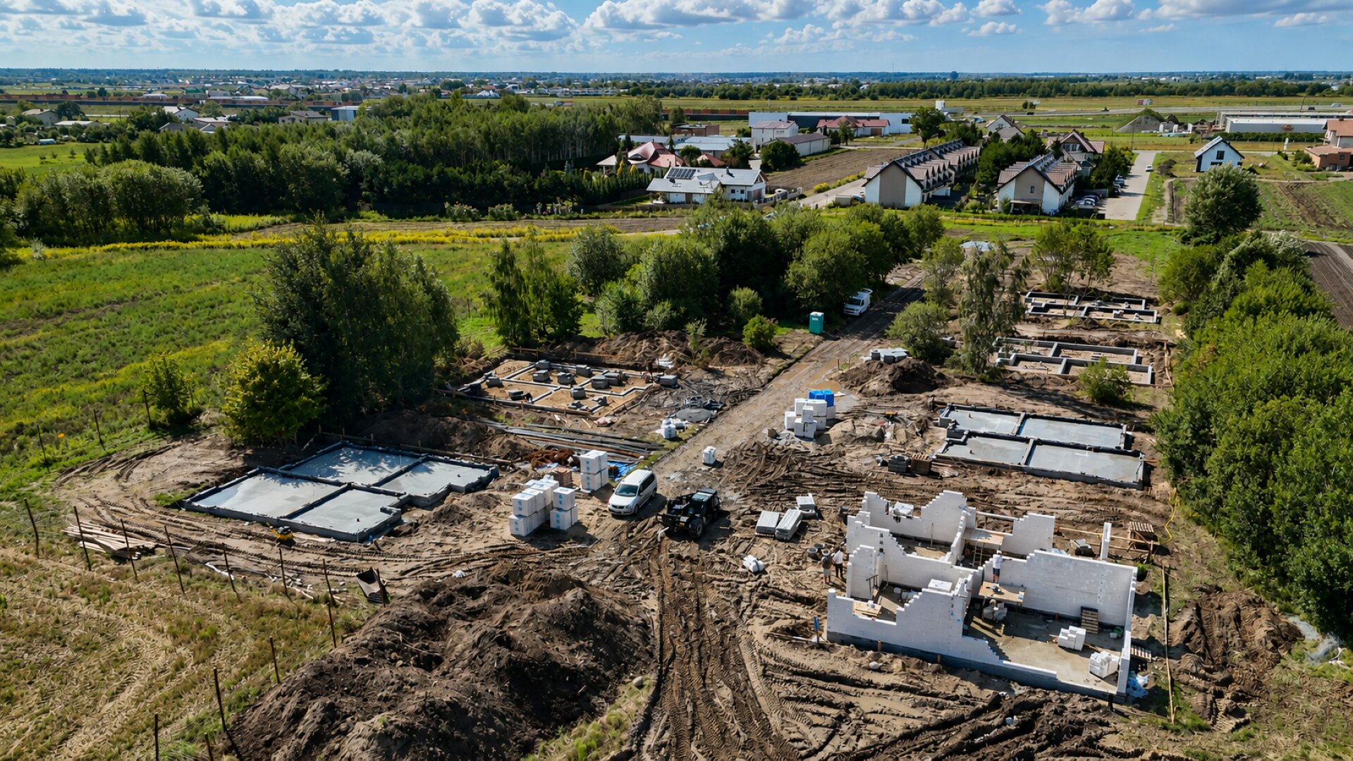 Plac budowy osiedla Ostoja Hortensji — fundamenty i wznoszone ściany