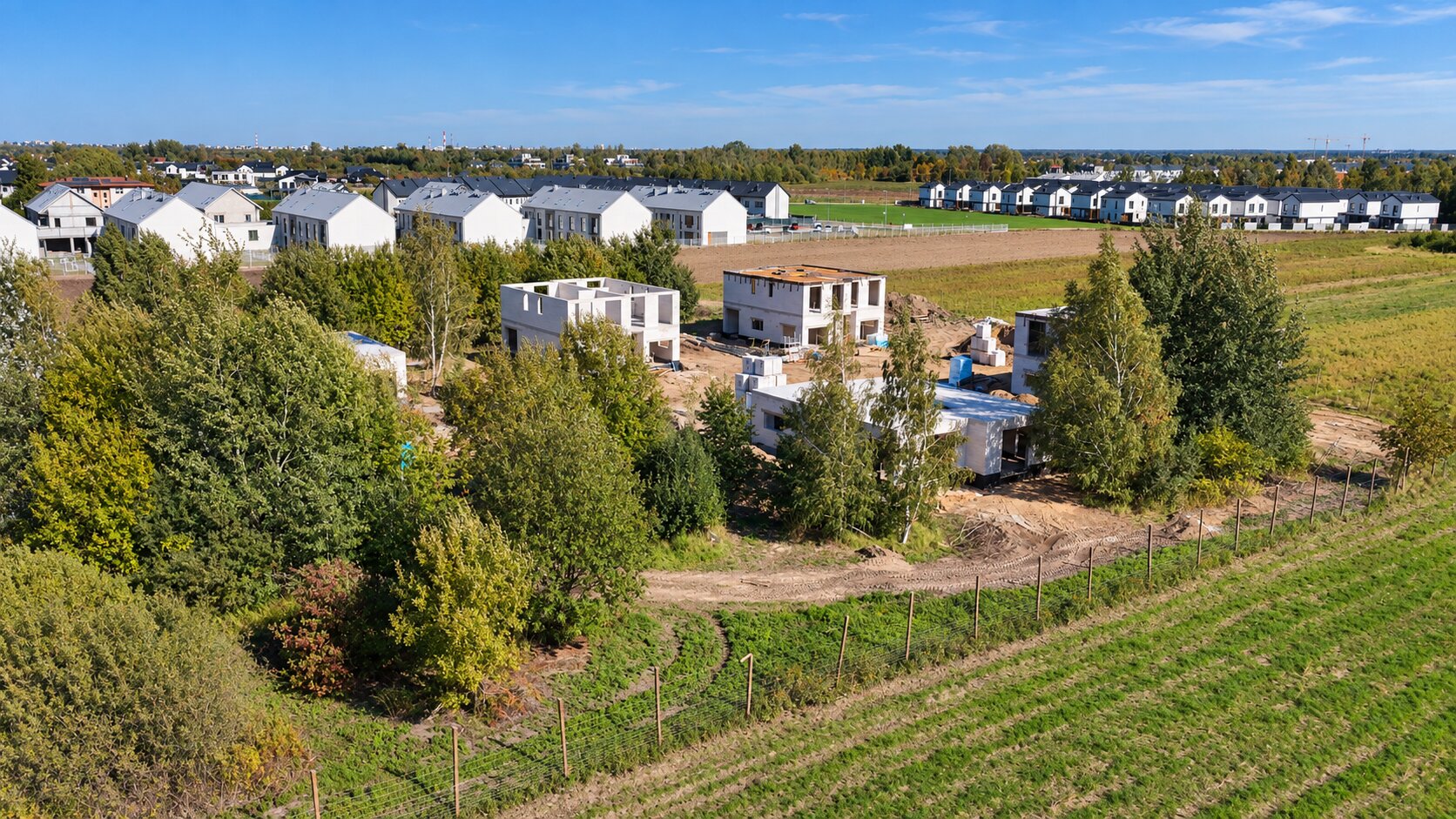 Plac budowy z lotu ptaka — segmenty w różnych fazach realizacji