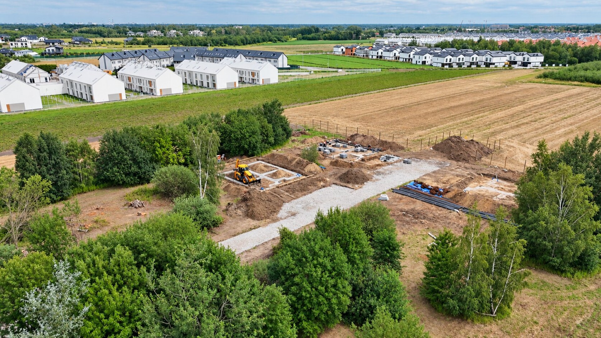 Plac budowy Ostoja Hortensji — fundamenty i sprzęt budowlany wśród zieleni